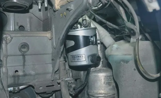 Gdzie dokładnie znajduje się filtr paliwa w Renault Megane