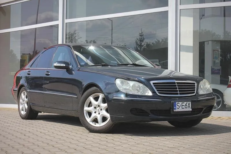 Jak otworzyć bagażnik Mercedes W220 — prosty sposób bez pilota