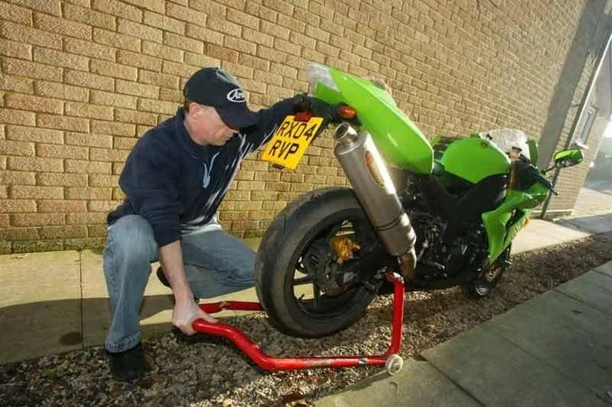Jak skutecznie sprawdzić osiowość motocykla w kilku prostych krokach