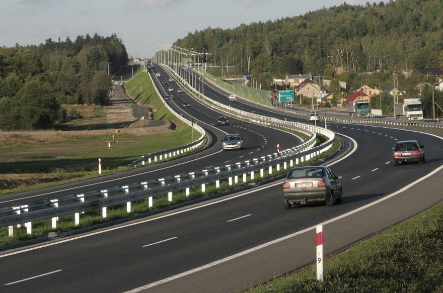Prędkość na drodze ekspresowej: 120 czy 100 km/h? Zasady i mandaty